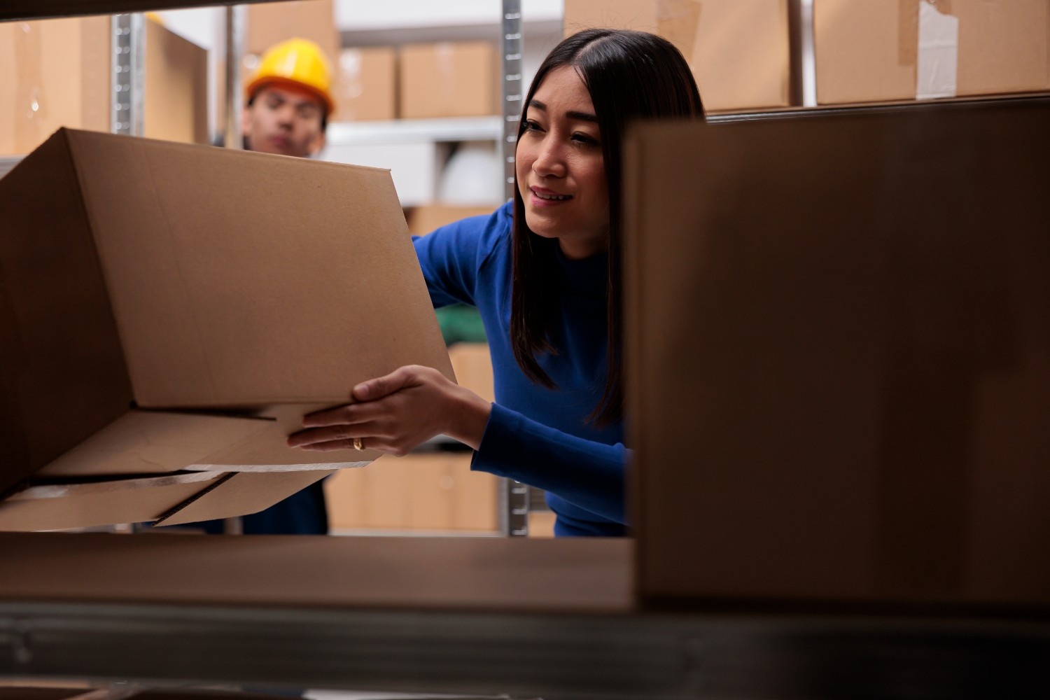 Distributor atau Logistik? Pilih yang Tepat untuk Bisnis